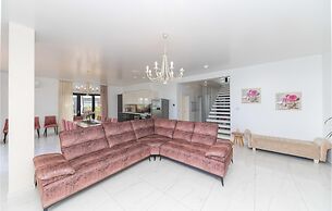 Beautiful Home in Kastel Stari with Hot Tub, Sauna & Outdoor Swimming 