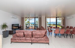 Beautiful Home in Kastel Stari with Hot Tub, Sauna & Outdoor Swimming 