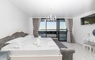 Beautiful Home in Kastel Stari with Hot Tub, Sauna & Outdoor Swimming 