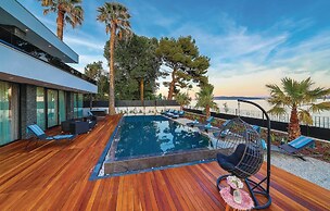 Beautiful Home in Kastel Stari with Hot Tub, Sauna & Outdoor Swimming 