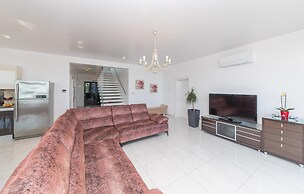 Beautiful Home in Kastel Stari with Hot Tub, Sauna & Outdoor Swimming 