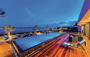 Beautiful Home in Kastel Stari with Hot Tub, Sauna & Outdoor Swimming 