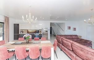 Beautiful Home in Kastel Stari with Hot Tub, Sauna & Outdoor Swimming 