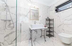 Beautiful Home in Kastel Stari with Hot Tub, Sauna & Outdoor Swimming 