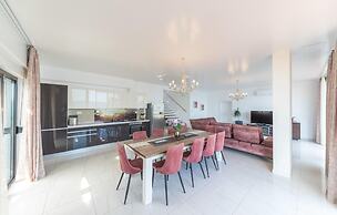 Beautiful Home in Kastel Stari with Hot Tub, Sauna & Outdoor Swimming 