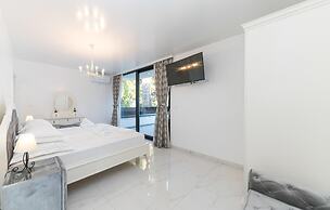 Beautiful Home in Kastel Stari with Hot Tub, Sauna & Outdoor Swimming 