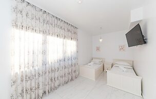 Beautiful Home in Kastel Stari with Hot Tub, Sauna & Outdoor Swimming 