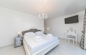 Beautiful Home in Kastel Stari with Hot Tub, Sauna & Outdoor Swimming 