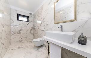 Beautiful Home in Kastel Stari with Hot Tub, Sauna & Outdoor Swimming 