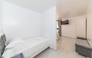 Beautiful Home in Kastel Stari with Hot Tub, Sauna & Outdoor Swimming 