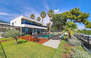 Beautiful Home in Kastel Stari with Hot Tub, Sauna & Outdoor Swimming 