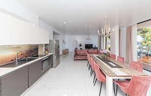 Beautiful Home in Kastel Stari with Hot Tub, Sauna & Outdoor Swimming 