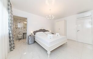 Beautiful Home in Kastel Stari with Hot Tub, Sauna & Outdoor Swimming 