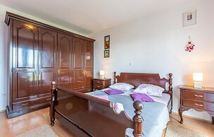 Nice Apartment in Duce With 2 Bedrooms and Wifi