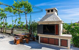 Nice Apartment in Duce With 2 Bedrooms and Wifi