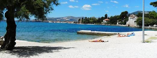 Modern Traditional Apartment w Patio, Near Beach