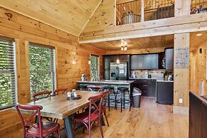 Creekside Manor 3 Bedroom Cabin by RedAwning