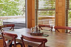 Creekside Manor 3 Bedroom Cabin by RedAwning