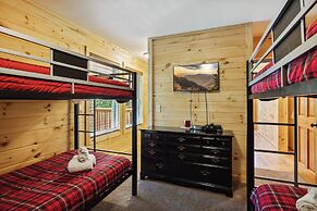 Creekside Manor 3 Bedroom Cabin by RedAwning