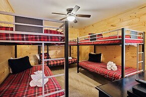 Creekside Manor 3 Bedroom Cabin by RedAwning