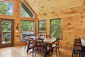 Creekside Manor 3 Bedroom Cabin by RedAwning