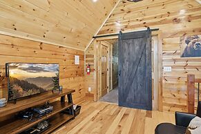 Creekside Manor 3 Bedroom Cabin by RedAwning