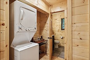 Creekside Manor 3 Bedroom Cabin by RedAwning