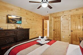 Creekside Manor 3 Bedroom Cabin by RedAwning