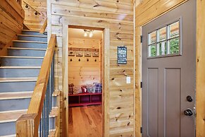 Creekside Manor 3 Bedroom Cabin by RedAwning