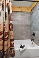 Creekside Manor 3 Bedroom Cabin by RedAwning