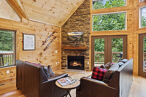 Creekside Manor 3 Bedroom Cabin by RedAwning