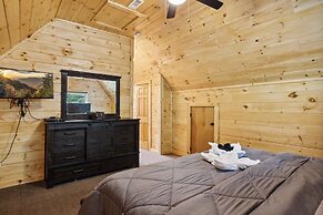 Creekside Manor 3 Bedroom Cabin by RedAwning