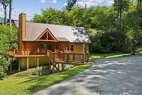 Creekside Manor 3 Bedroom Cabin by RedAwning