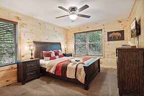 Creekside Manor 3 Bedroom Cabin by RedAwning