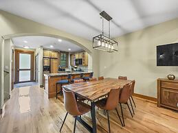 Spacious Town Home, Short Walk to Lifts, Private Hot Tub - 144C by Red