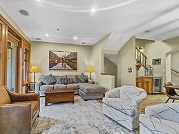 Spacious Town Home, Short Walk to Lifts, Private Hot Tub - 144C by Red