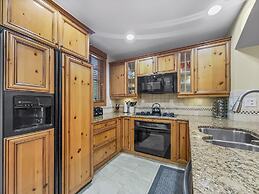 Spacious Town Home, Short Walk to Lifts, Private Hot Tub - 144C by Red