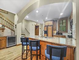 Spacious Town Home, Short Walk to Lifts, Private Hot Tub - 144C by Red