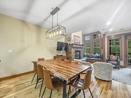 Spacious Town Home, Short Walk to Lifts, Private Hot Tub - 144C by Red