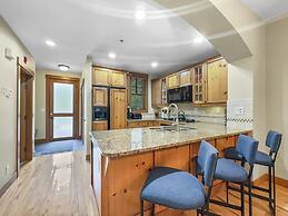 Spacious Town Home, Short Walk to Lifts, Private Hot Tub - 144C by Red