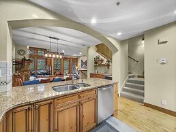 Spacious Town Home, Short Walk to Lifts, Private Hot Tub - 144C by Red