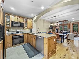 Spacious Town Home, Short Walk to Lifts, Private Hot Tub - 144C by Red
