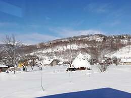 Lovely 4-bed Cottage in Kolasin