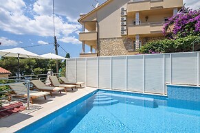 A1-apt w. Shared Pool & Balcony,next to the Beach