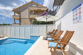 A1-apt w. Shared Pool & Balcony,next to the Beach