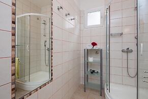 2 - Modern Apartment With Garden, 80m From Beach