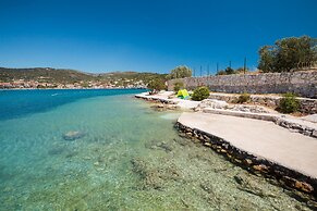 2 - Modern Apartment With Garden, 80m From Beach