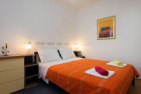 2 - Modern Apartment With Garden, 80m From Beach