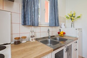 2 - Modern Apartment With Garden, 80m From Beach