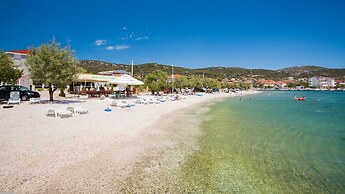 2 - Modern Apartment With Garden, 80m From Beach